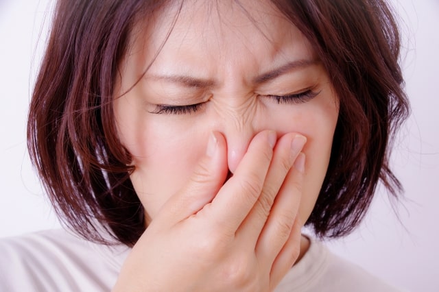 アレルギー花粉症で鼻が詰まる鼻閉症状の女性の写真